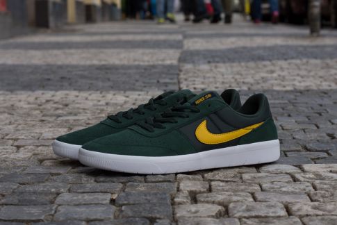 Nike SB model Team Classic
